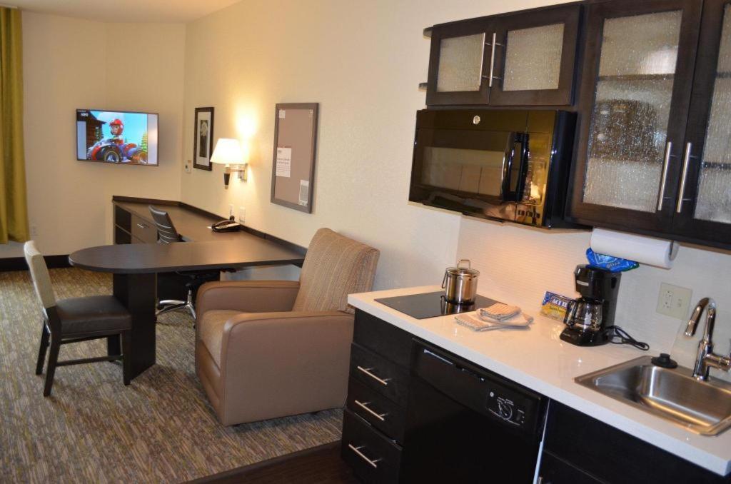 Candlewood Suites Saint Joseph By Ihg Экстерьер фото