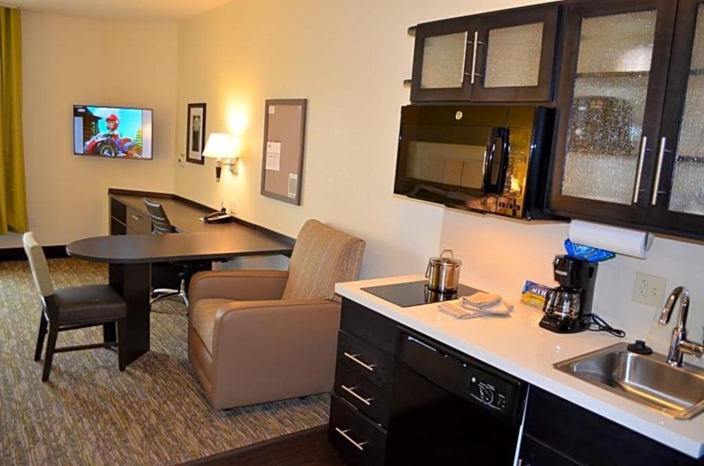 Candlewood Suites Saint Joseph By Ihg Экстерьер фото